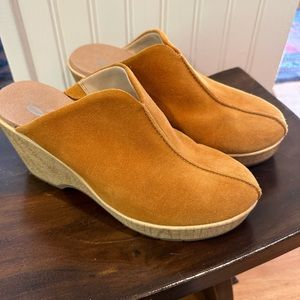 Dr. Scholls Original Collection Yellow Suede Mules Size LIKE NEW!!!